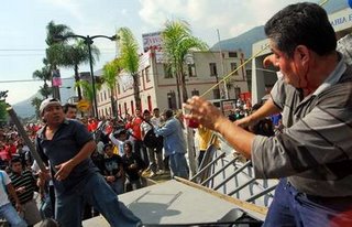 En plena conmemoración de Rio Blanco, un grupo de porros del PRI golpearon a trabajadores inconformes
